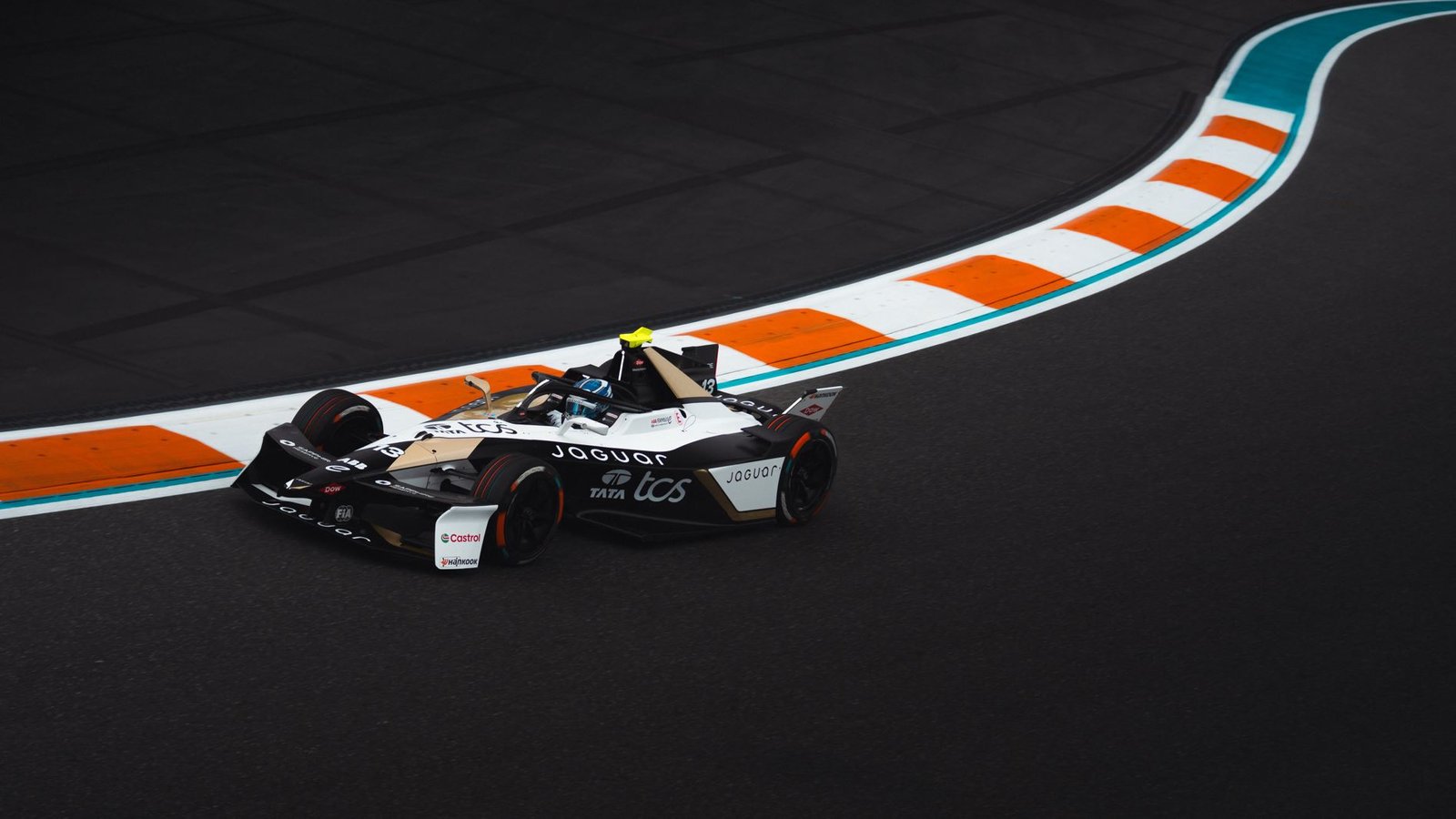 Monoplaza Jaguar I-TYPE 7 compitiendo de noche en el Jeddah Corniche Circuit durante la Fórmula E 2025/26