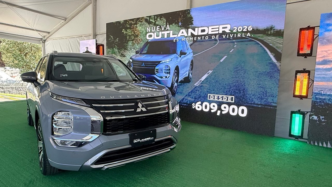 Mitsubishi Outlander 2026 en pista durante su lanzamiento en México