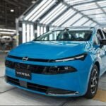 Nissan Versa 2026 color azul dentro de la planta A1 de Aguascalientes durante inicio de producción