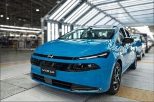 Nissan Versa 2026 color azul dentro de la planta A1 de Aguascalientes durante inicio de producción