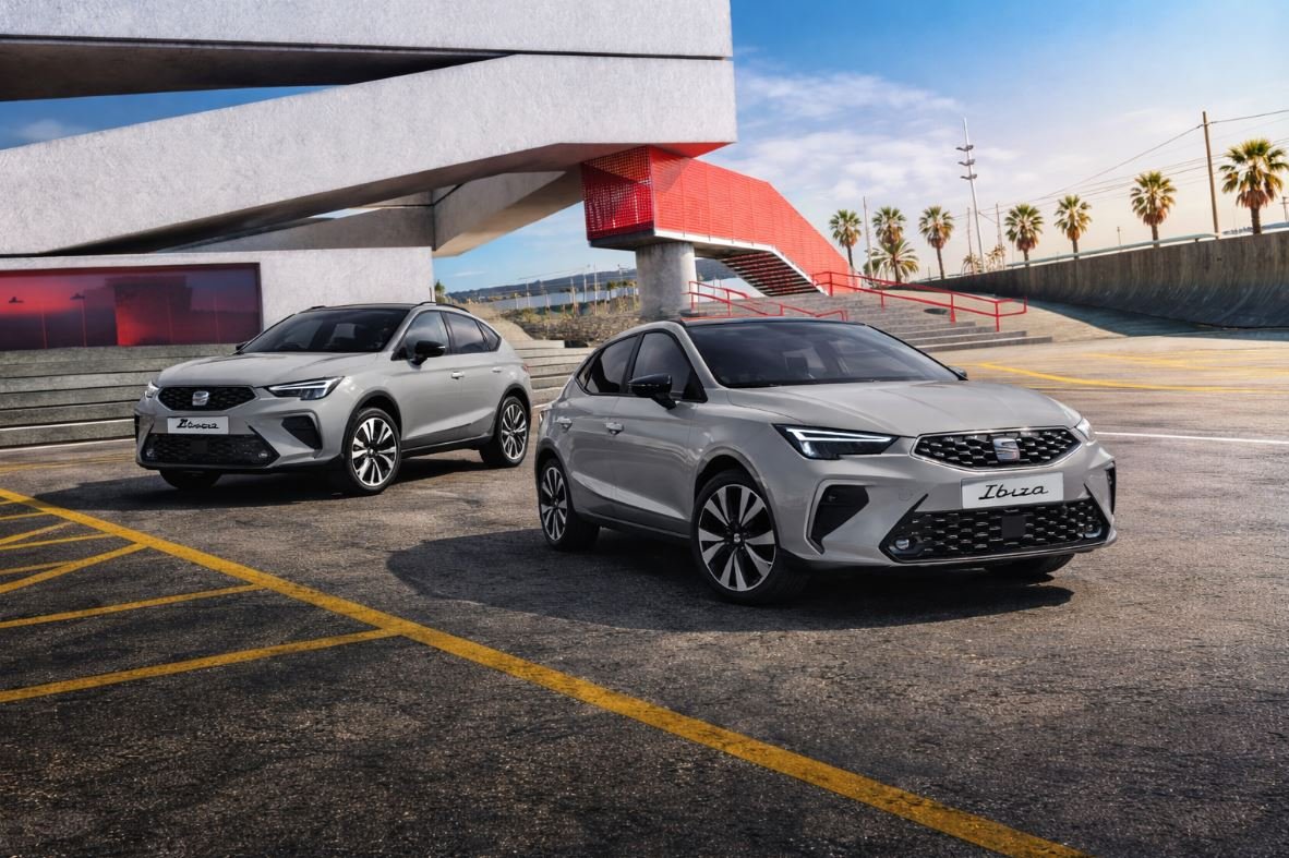SEAT Ibiza y SEAT Arona 2026 con nuevo diseño exterior en entorno urbano en México