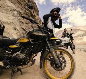 Seguridad en motocicleta - Motociclista y pasajero con casco certificado y equipo de protección