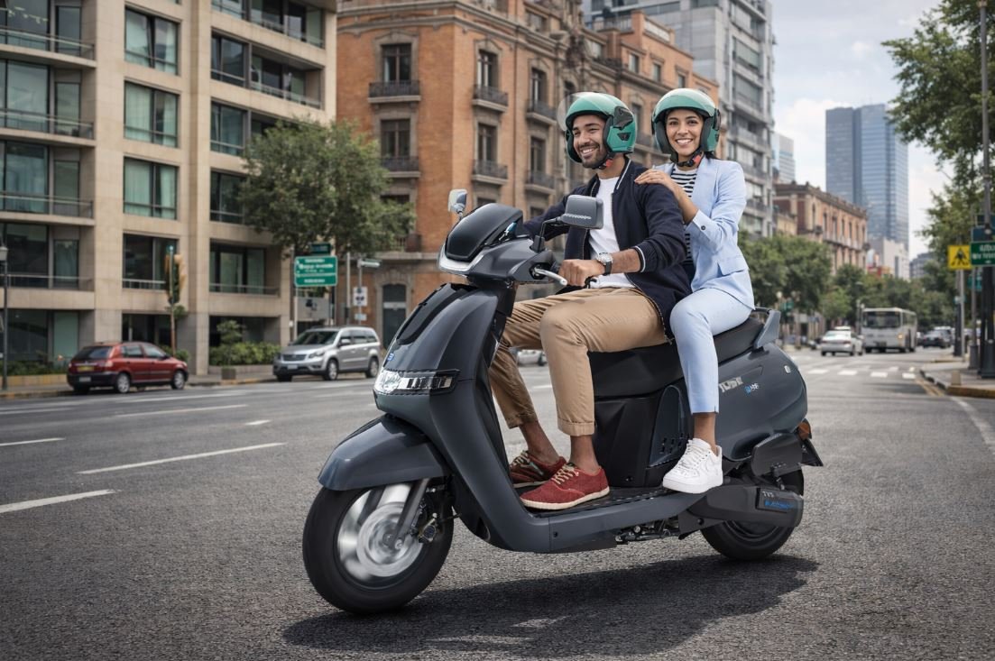 TVS iQube Electric circulando en entorno urbano en México