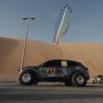 Zeekr 7X ascendiendo la duna Moreeb en Liwa durante desafío off-road eléctrico
