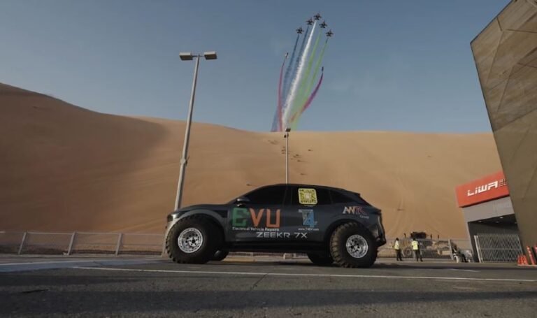 Zeekr 7X ascendiendo la duna Moreeb en Liwa durante desafío off-road eléctrico