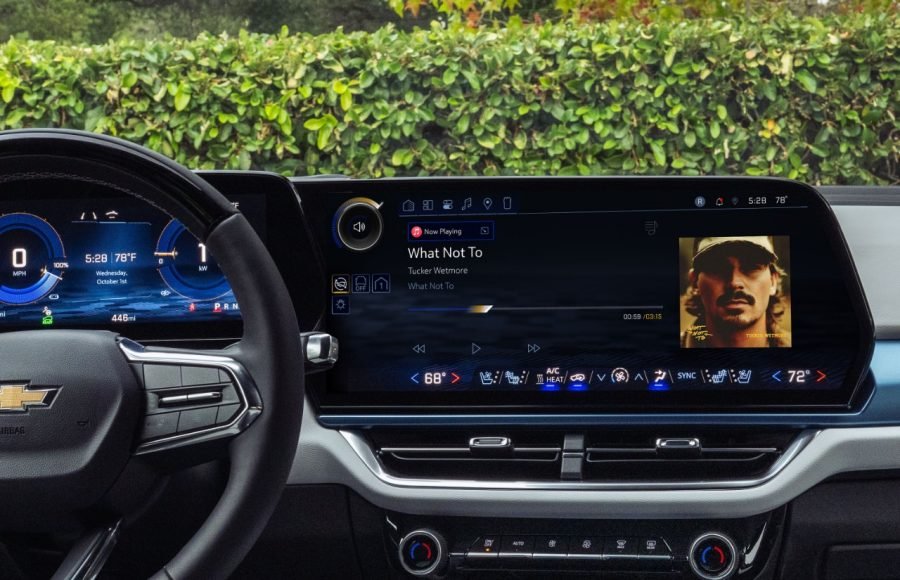 Sistema de infoentretenimiento de Chevrolet mostrando Apple Music integrado con streaming directo