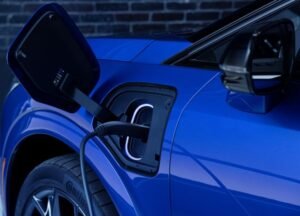 Puerto de carga NACS del Cadillac OPTIQ-V 2026 para vehículos eléctricos