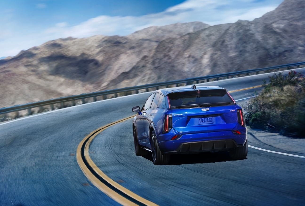 Cadillac OPTIQ-V 2026 SUV eléctrica deportiva con rines de 21 pulgadas y diseño V-Series