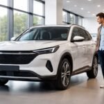 Persona observando una SUV en concesionario al considerar comprar un auto chino en México