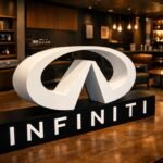 Logo iluminado de Infiniti durante evento en un Hi-Fi listening bar con equipo de audio y ambiente de bar