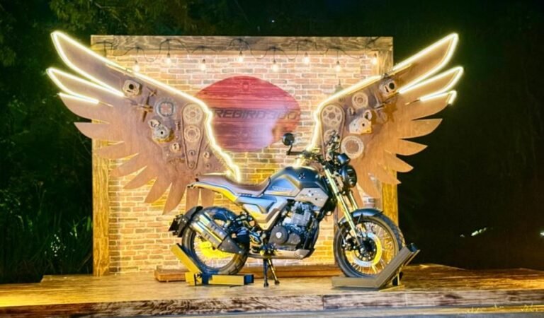 Italika Firebird 300 tipo scrambler neo-retro con diseño vintage y rines de rayos