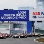 Monoplaza Jaguar TCS Racing en curva durante el E-Prix de Madrid con público en gradas