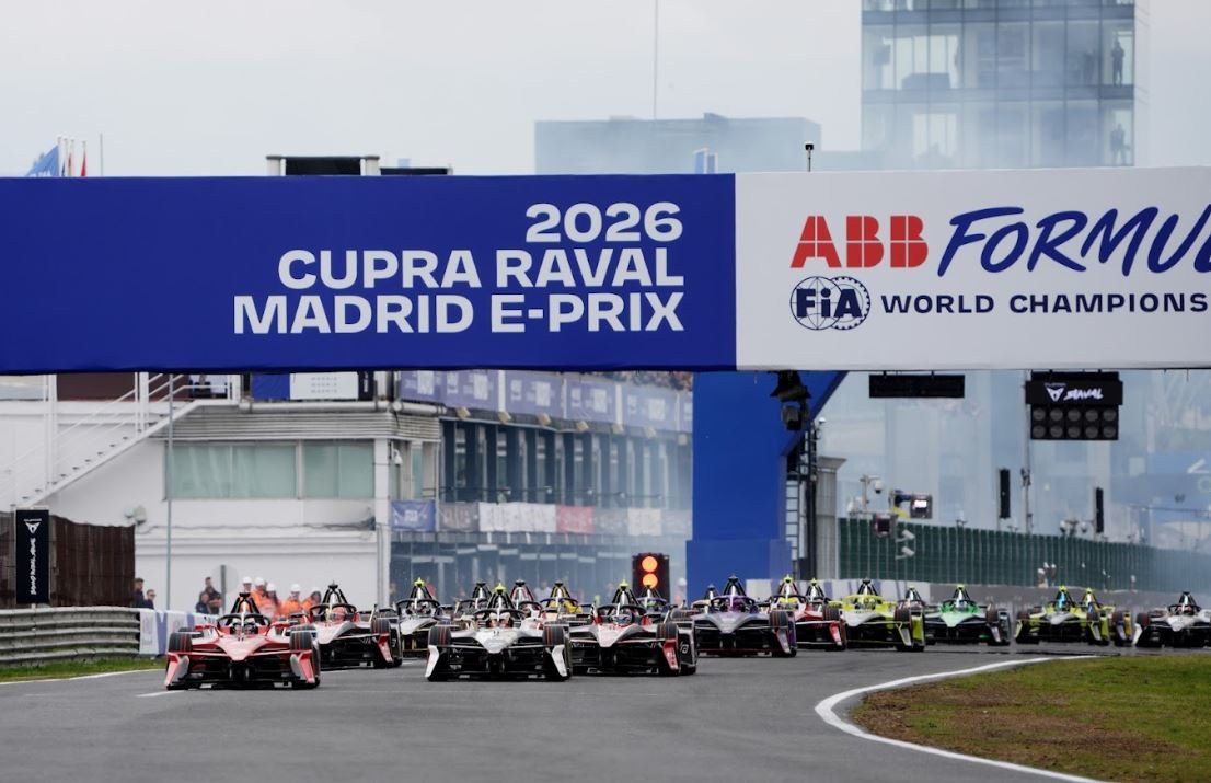 Monoplaza Jaguar TCS Racing en curva durante el E-Prix de Madrid con público en gradas