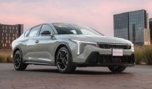 Kia K4 y Kia EV9 con sistemas de seguridad avanzada evaluados por IIHS en 2026