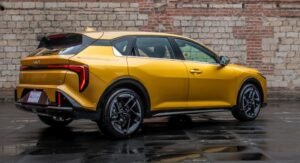 Kia K4 Hatchback EX 2027 en color rojo durante su lanzamiento en México