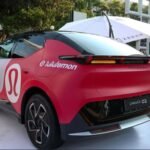 Lynk & Co 02 eléctrico utilizado como vehículo guía en carrera urbana en CDMX