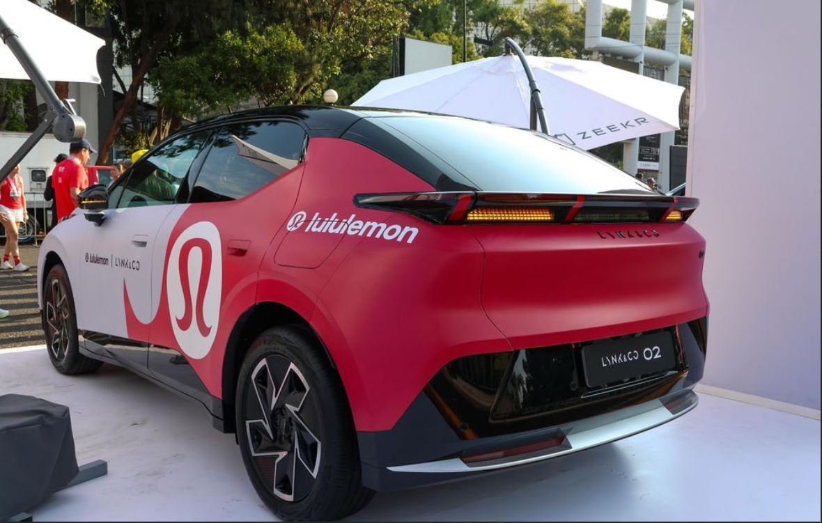 Lynk & Co 02 eléctrico utilizado como vehículo guía en carrera urbana en CDMX