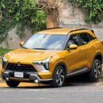 Mitsubishi Outlander Sport SE Plus color Energetic Yellow Metallic durante prueba de manejo urbana