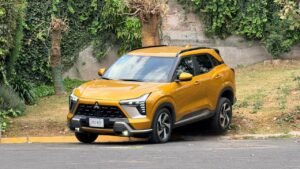 Mitsubishi Outlander Sport SE Plus color Energetic Yellow Metallic durante prueba de manejo urbana
