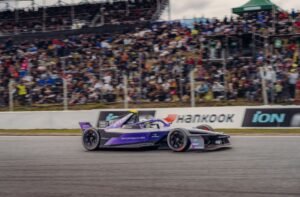 Monoplaza Porsche 99X Electric en curva durante el E-Prix de Madrid