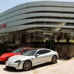 Interior del Porsche Centre Santa Fe con diseño moderno y módulos digitales de experiencia