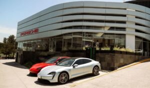 Interior del Porsche Centre Santa Fe con diseño moderno y módulos digitales de experiencia