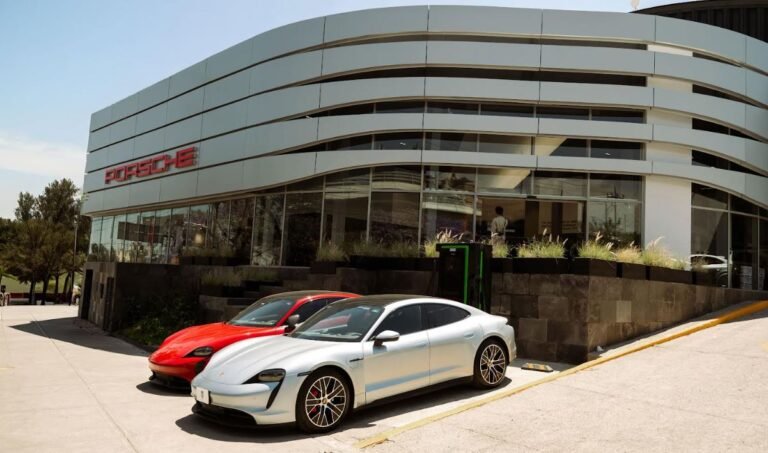 Interior del Porsche Centre Santa Fe con diseño moderno y módulos digitales de experiencia