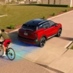 Vehículo Nissan en entorno urbano con sistemas de asistencia a la conducción activos