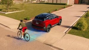 Vehículo Nissan en entorno urbano con sistemas de asistencia a la conducción activos