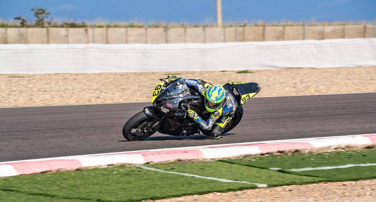 Moto de competencia Supersport 300 inclinando en curva durante carrera en circuito