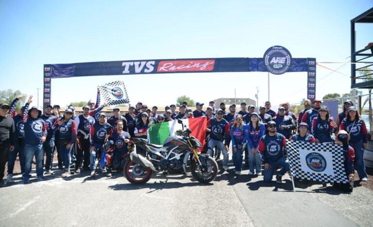Pilotos compitiendo en el TVS ARE GP México durante el Apache Racing Experience Grand Prix