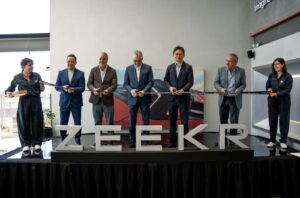 Showroom de Zeekr y Lynk & Co en Lerma con modelos eléctricos e híbridos en exhibición
