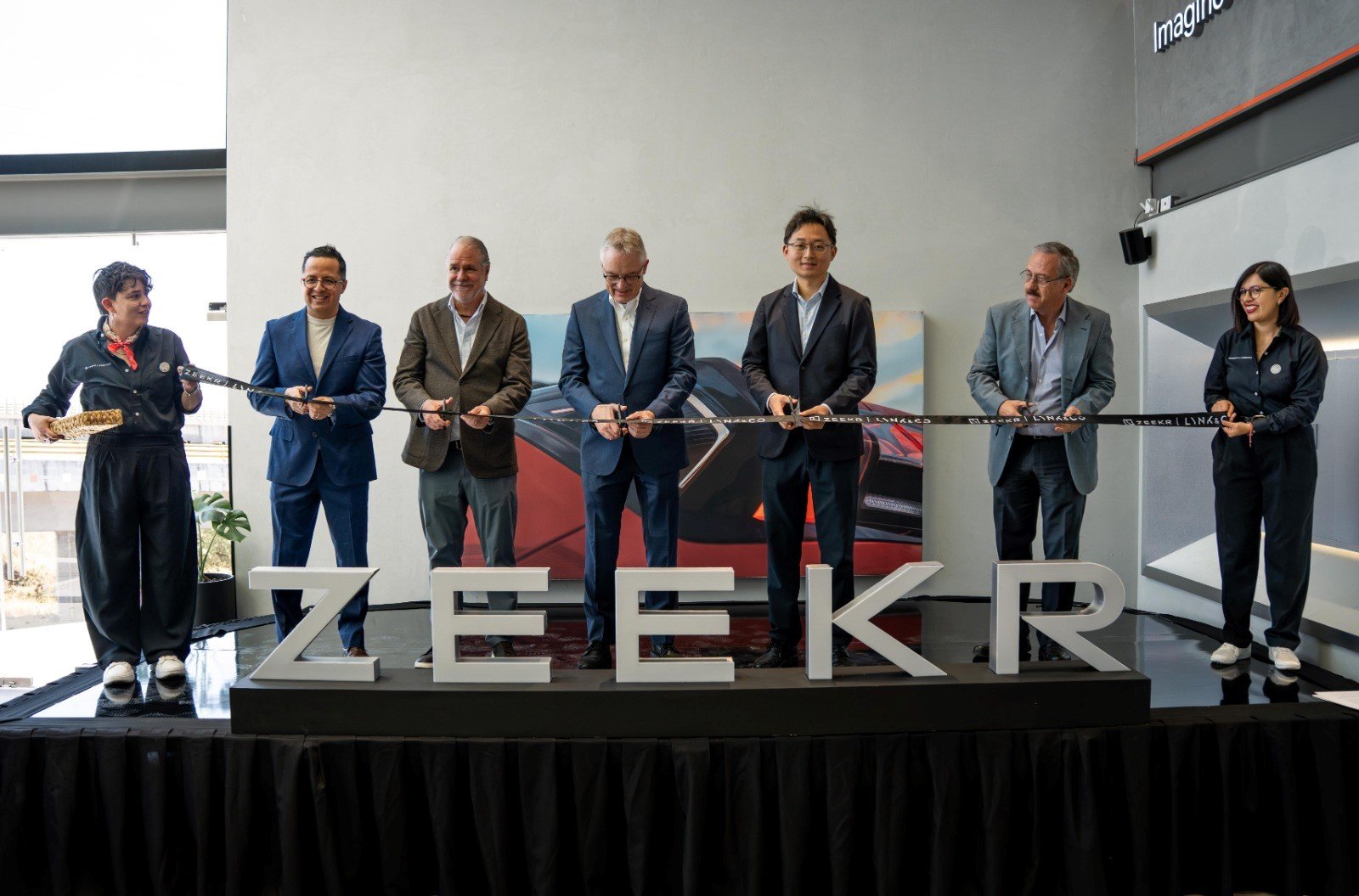 Showroom de Zeekr y Lynk & Co en Lerma con modelos eléctricos e híbridos en exhibición