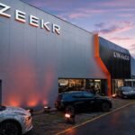 Showroom Zeekr Lynk & Co House Pedregal en la Ciudad de México con autos eléctricos exhibidos frente a la agencia
