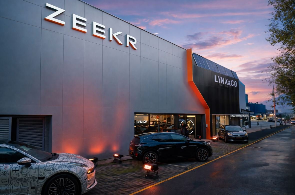 Showroom Zeekr Lynk & Co House Pedregal en la Ciudad de México con autos eléctricos exhibidos frente a la agencia