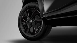 Nissan Magnite Dark Armour en color negro con rines oscuros y parrilla frontal en acabado All Black