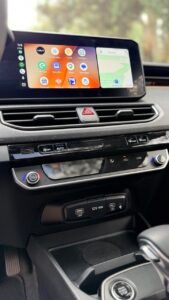 Interior del Kia K3 Hatchback con pantalla multimedia y consola central