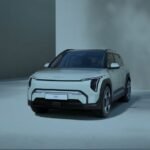 Kia EV3 con diseño futurista y luces LED durante su debut internacional