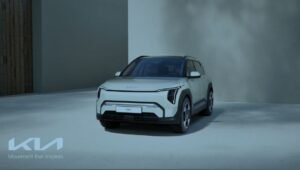 Kia EV3 con diseño futurista y luces LED durante su debut internacional