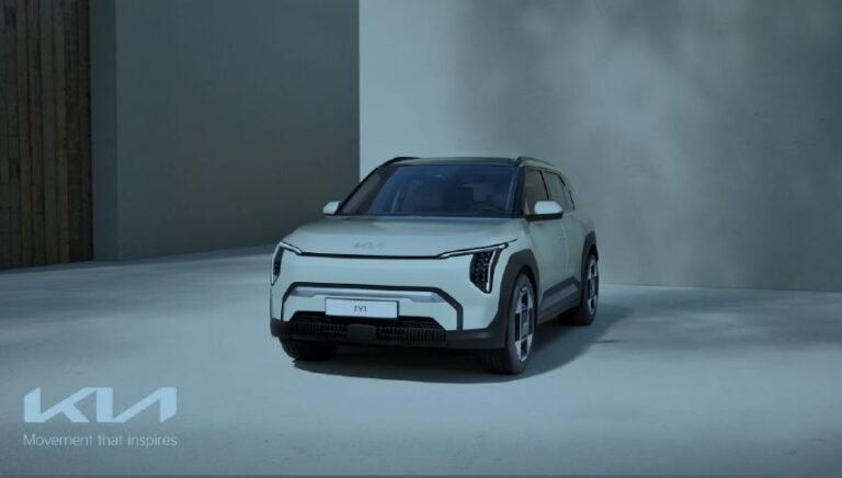Kia EV3 con diseño futurista y luces LED durante su debut internacional