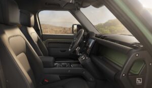 Interior del Defender 110 Trophy Edition con asientos de piel Ebony Windsor y detalles Trophy