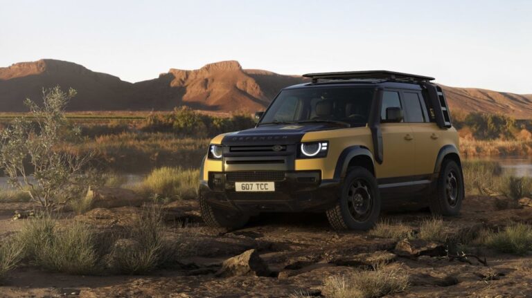 Defender 110 Trophy Edition en color amarillo con accesorios off-road y llantas All-Terrain