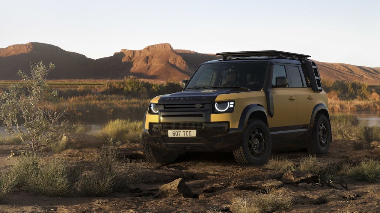 Defender 110 Trophy Edition en color amarillo con accesorios off-road y llantas All-Terrain