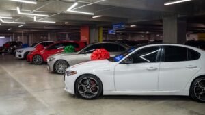 Sede de Kavak en Artz Pedregal con autos seminuevos en exhibición