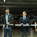 Sede de Kavak en Artz Pedregal con autos seminuevos en exhibición