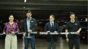 Sede de Kavak en Artz Pedregal con autos seminuevos en exhibición