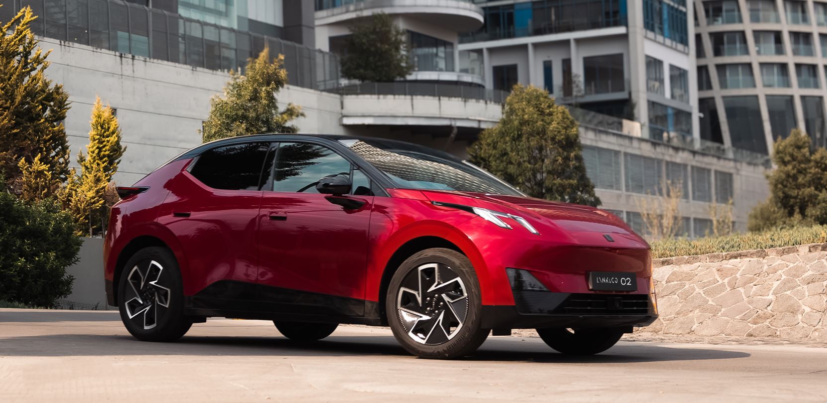 Lynk & Co 02 eléctrico con rines de 19 pulgadas y diseño LED trasero integrado