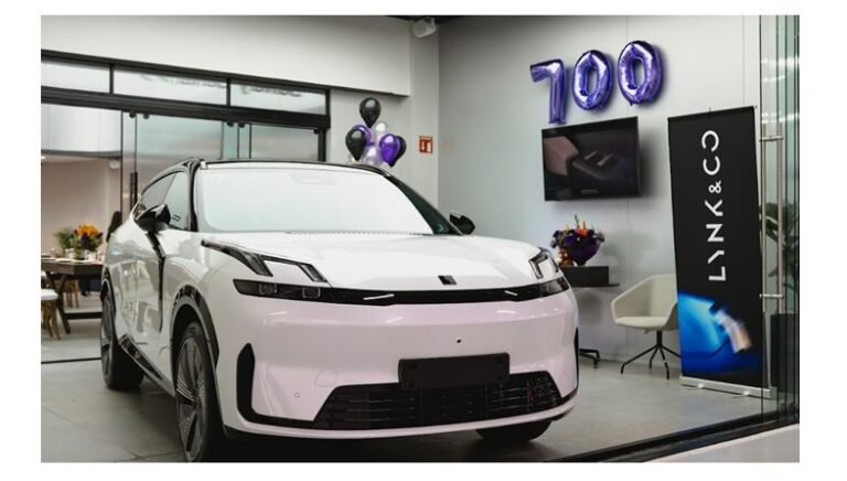 Lynk & Co 08 SUV híbrido enchufable con diseño moderno durante entrega en México