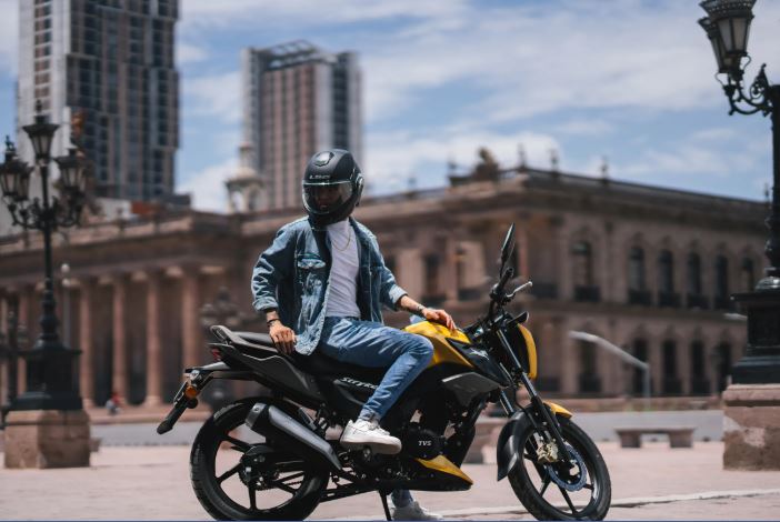 Comparativa de motocicleta y auto en tráfico urbano mostrando diferencias de movilidad en ciudad