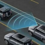 Pantalla de auto mostrando cámara 360 y sistemas ADAS en conducción